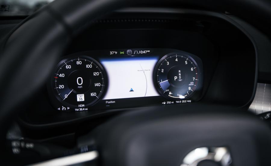 Панель приборов Volvo XC40 T4 Momentum 2018 года  (NA) (фото 5 из 36)